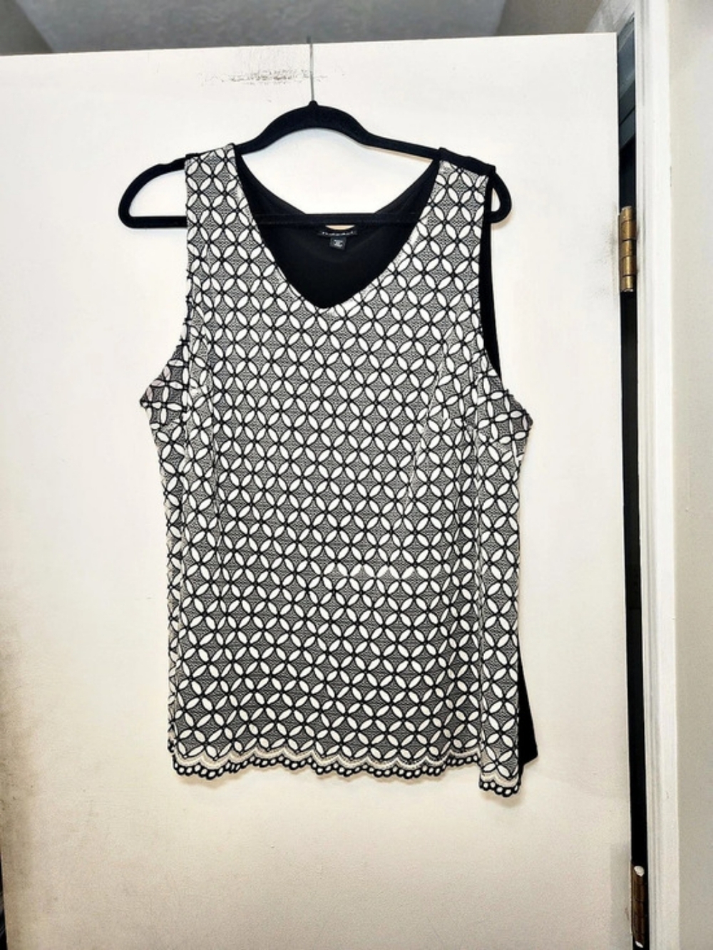 Roz & Ali Geometric Lace Tank Top in Black & White Size 2X
